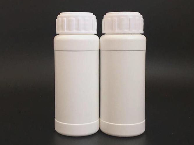 农药聚酯瓶制品是指以塑料为主要原料加工而成的农药包装瓶,每一个